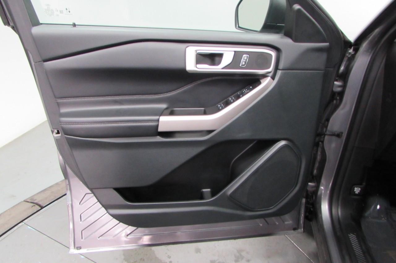 Ford Explorer Vehicle Full-screen Gallery Image 11