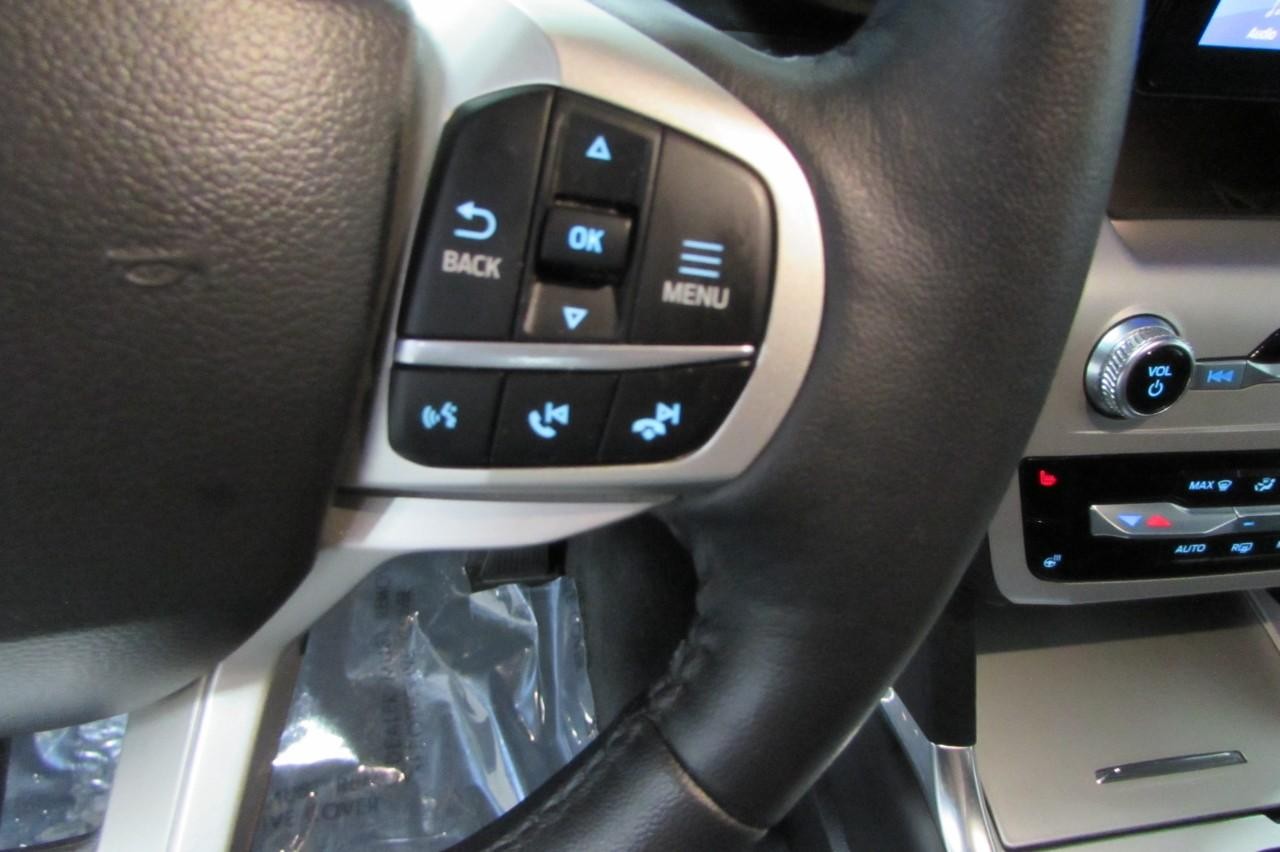 Ford Explorer Vehicle Full-screen Gallery Image 16