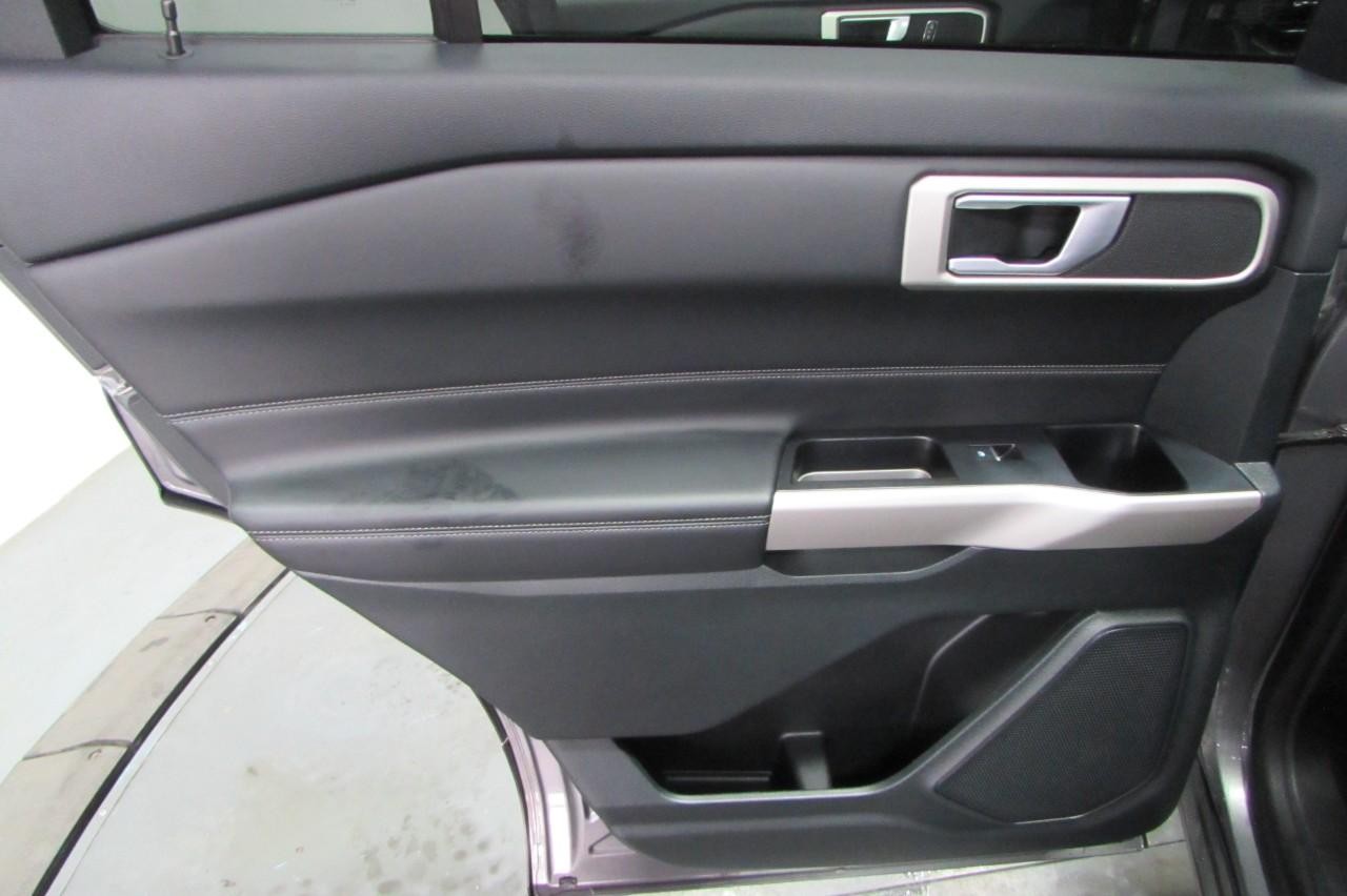 Ford Explorer Vehicle Full-screen Gallery Image 23