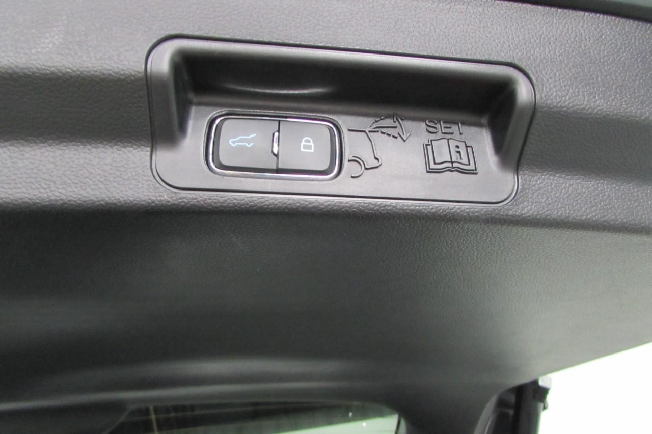 Ford Explorer Vehicle Full-screen Gallery Image 28