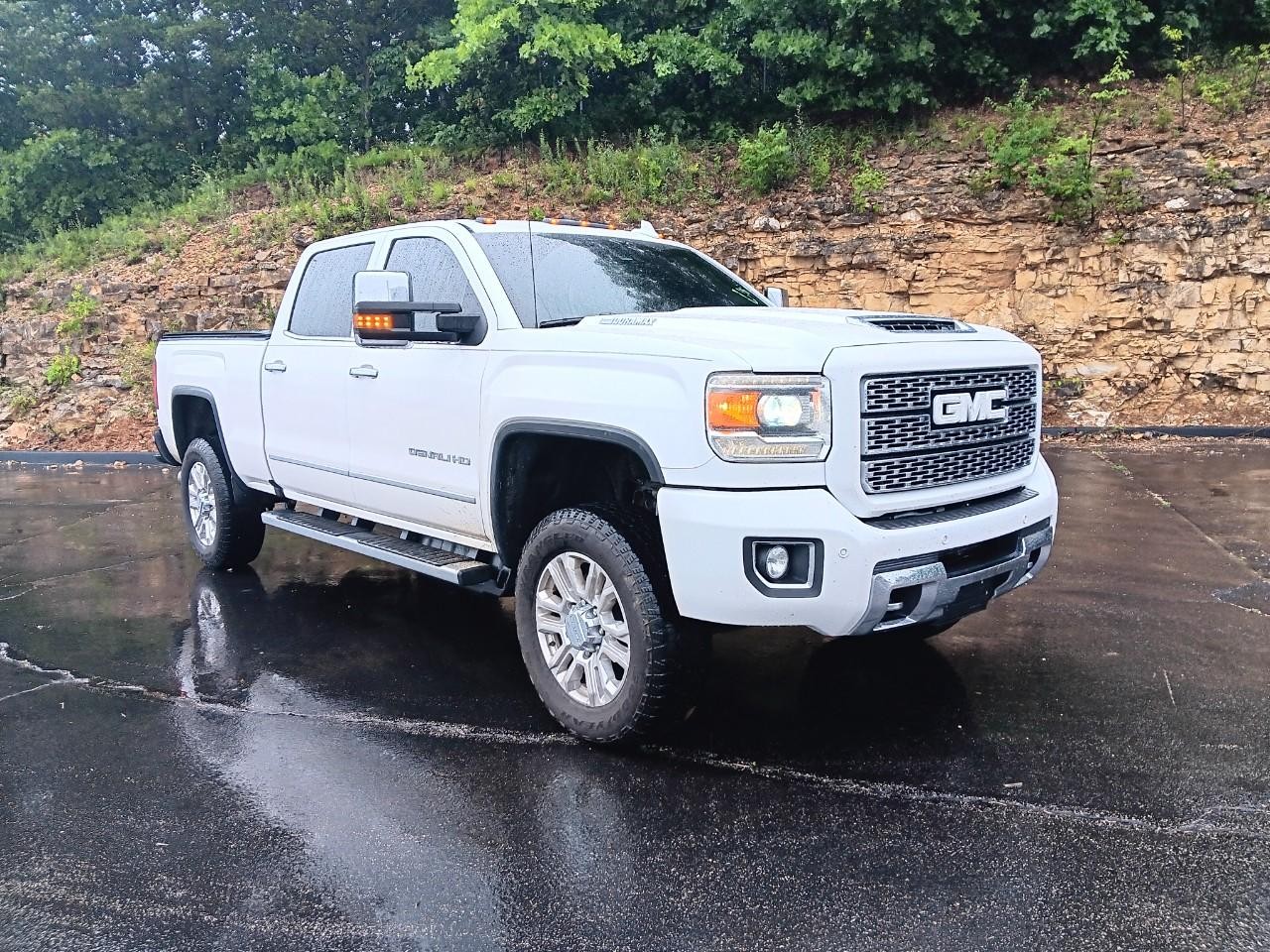 2018 Summit White GMC Sierra 2500HD 4WD Denali Crew Cab 4X4 Truck