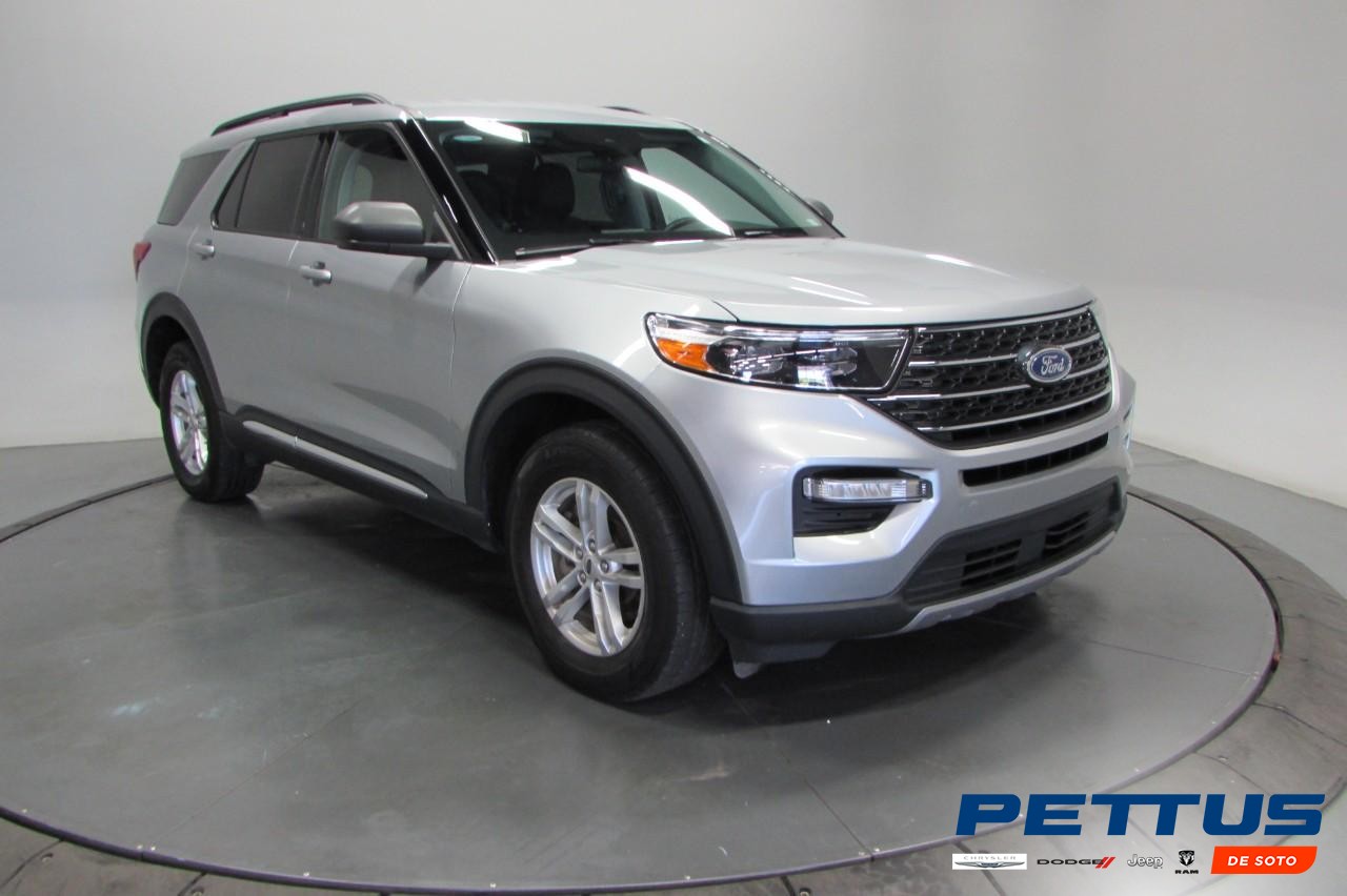 2023 Iconic Silver Metallic Ford Explorer XLT 4X4 SUV
