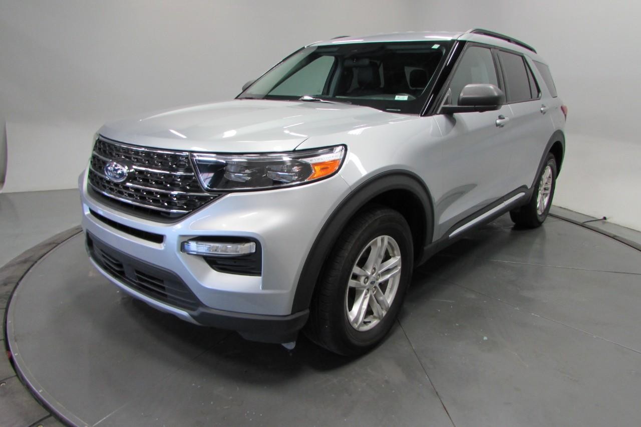 2023 Iconic Silver Metallic Ford Explorer XLT 4X4 SUV