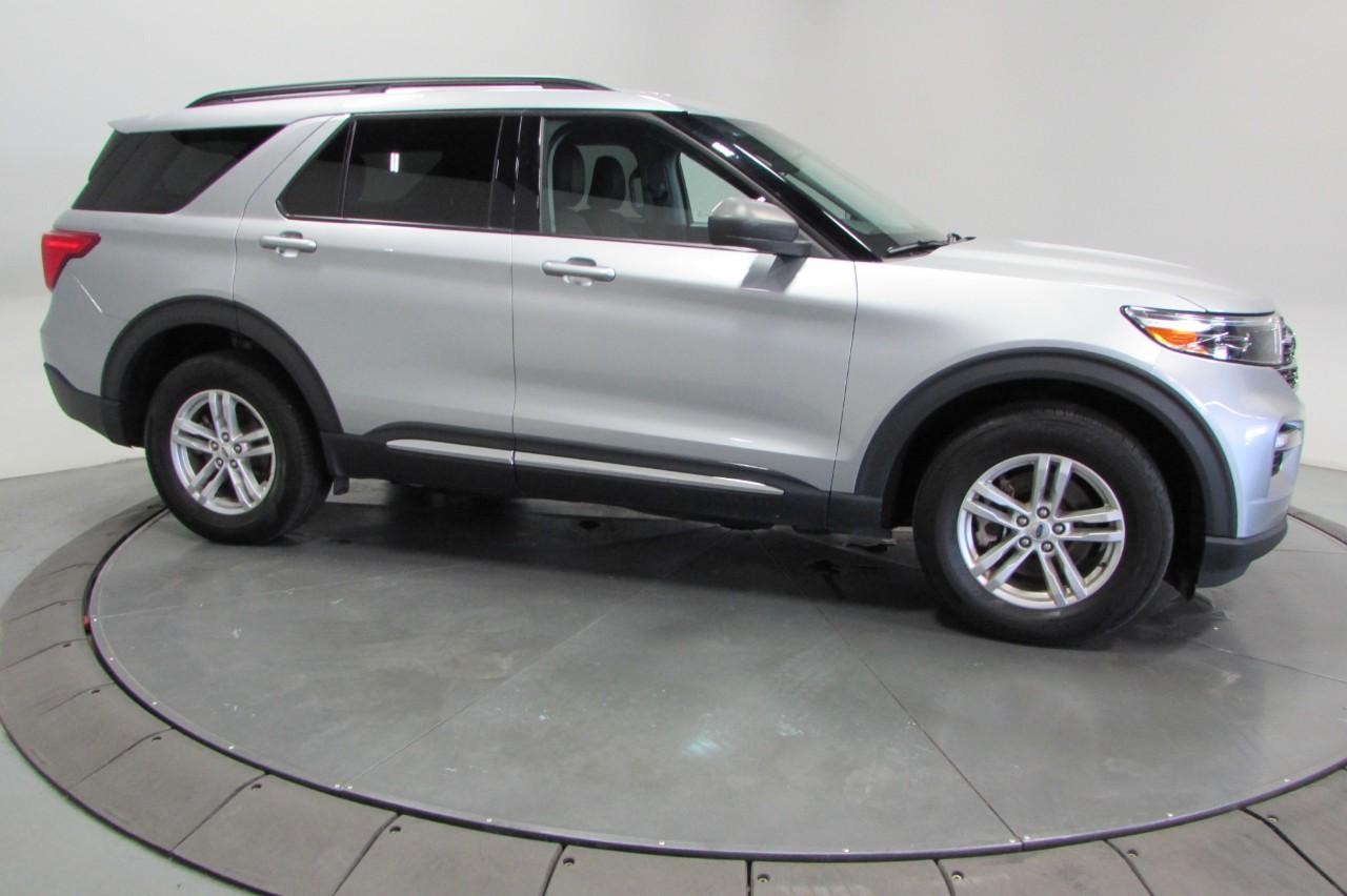 2023 Iconic Silver Metallic Ford Explorer XLT 4X4 SUV