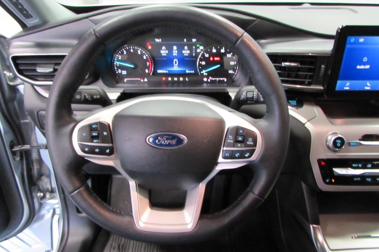 2023 Iconic Silver Metallic Ford Explorer XLT 4X4 SUV