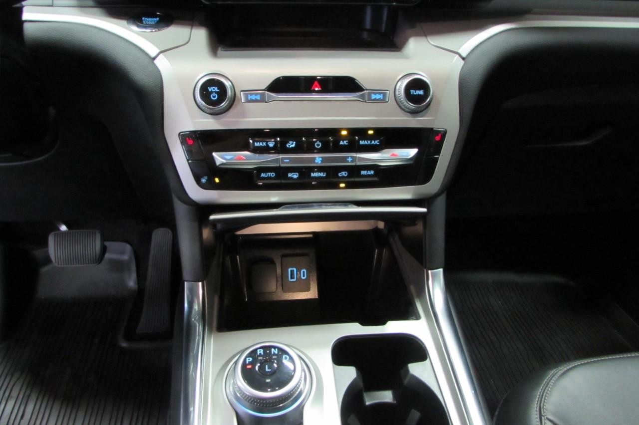 2023 Iconic Silver Metallic Ford Explorer XLT 4X4 SUV