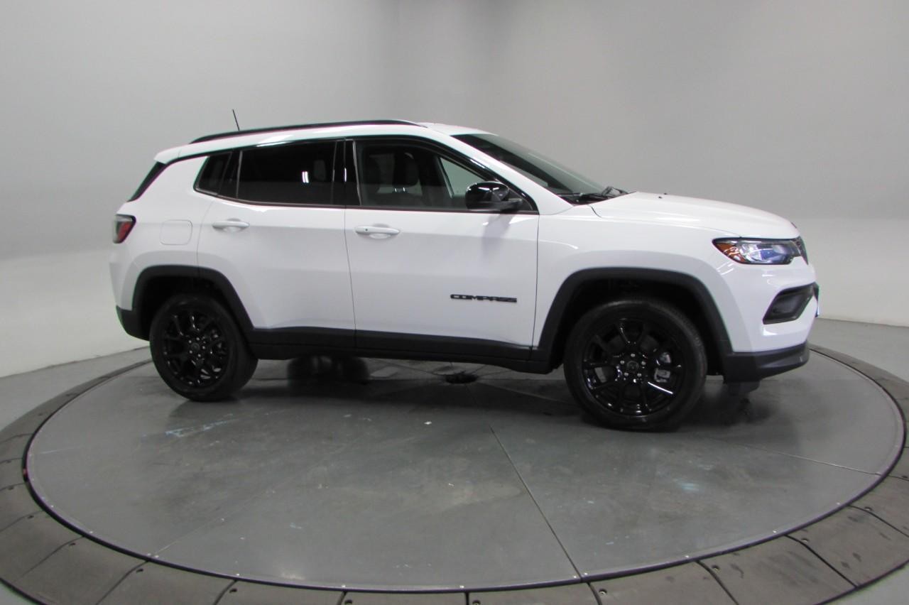 2025 Bright White Clearcoat Jeep Compass Latitude 4X4 SUV