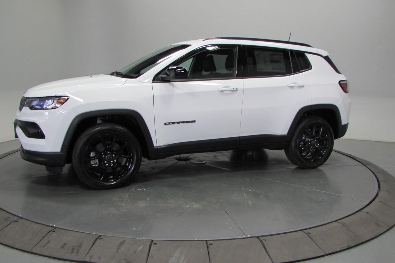 2025 Bright White Clearcoat Jeep Compass Latitude 4X4 SUV