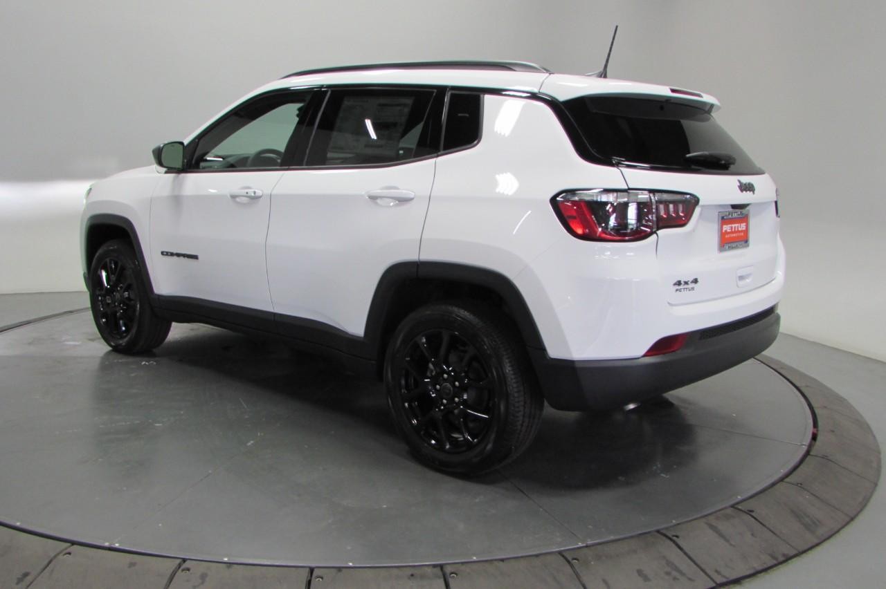 2025 Bright White Clearcoat Jeep Compass Latitude 4X4 SUV