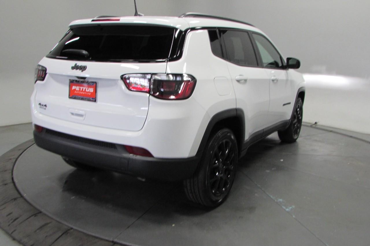 2025 Bright White Clearcoat Jeep Compass Latitude 4X4 SUV