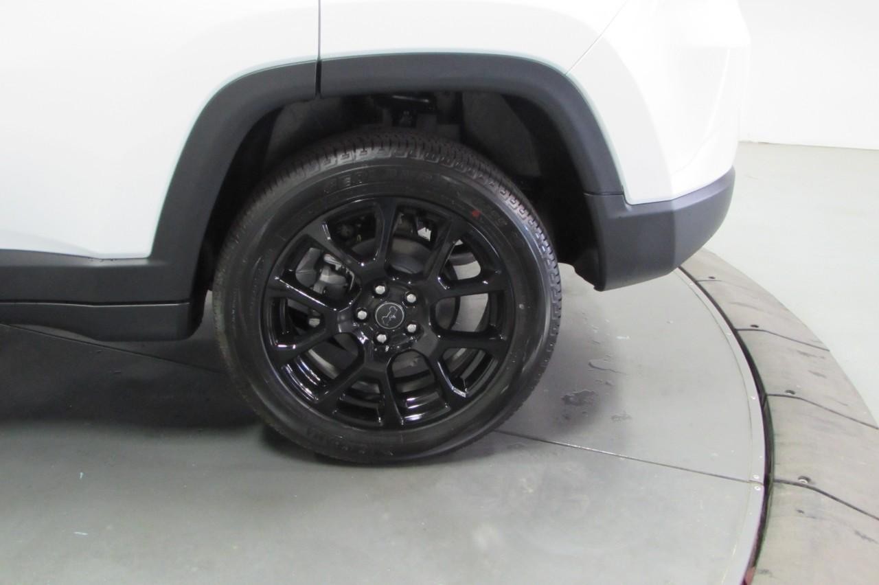 2025 Bright White Clearcoat Jeep Compass Latitude 4X4 SUV