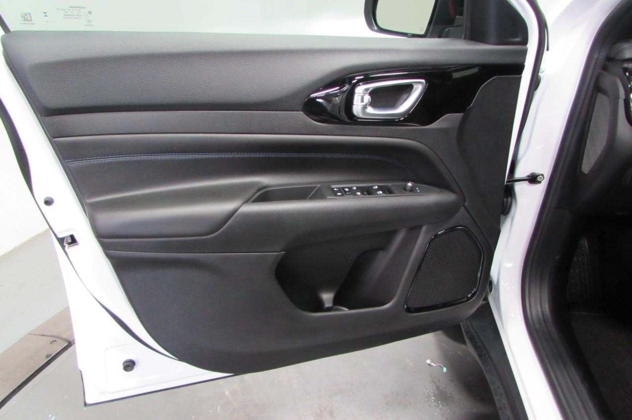 2025 Bright White Clearcoat Jeep Compass Latitude 4X4 SUV