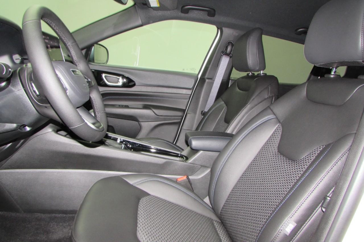 2025 Bright White Clearcoat Jeep Compass Latitude 4X4 SUV