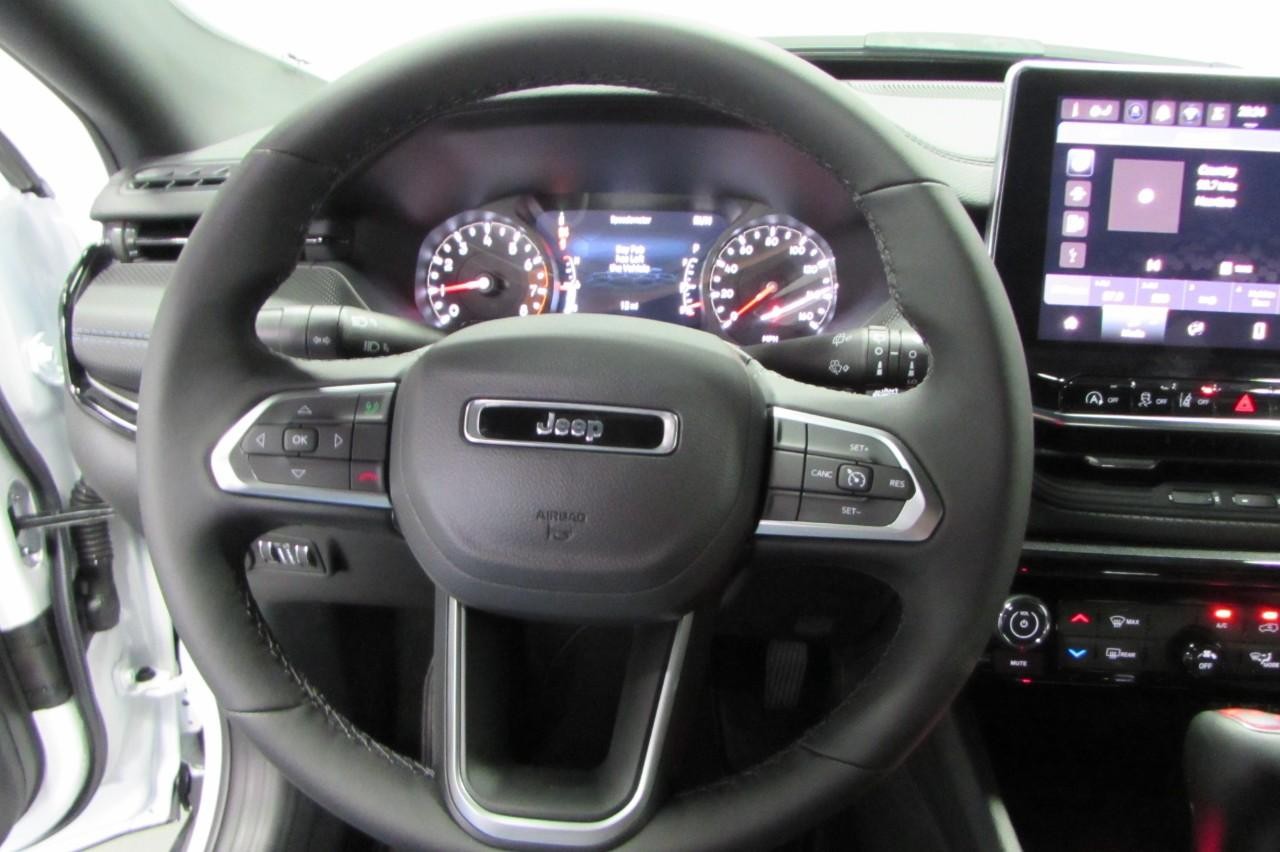 2025 Bright White Clearcoat Jeep Compass Latitude 4X4 SUV