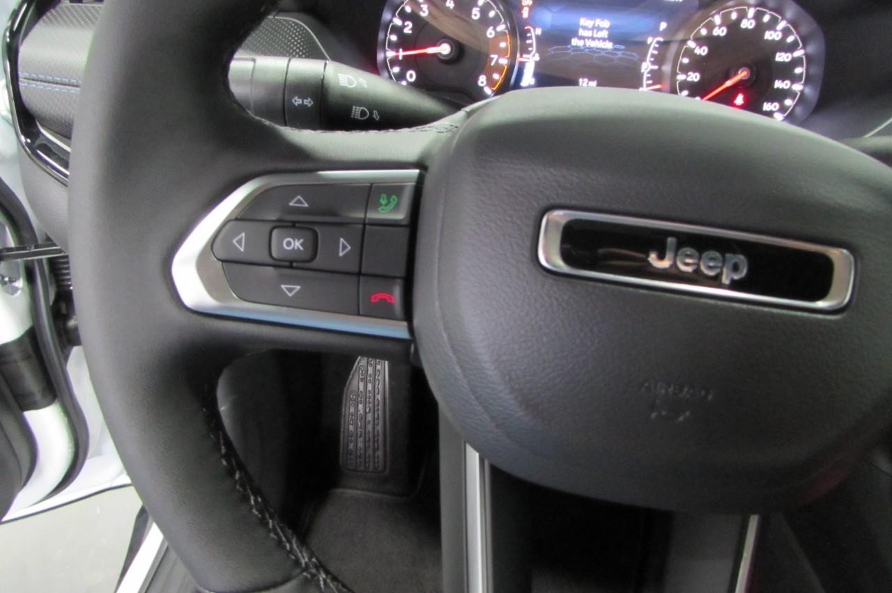 2025 Bright White Clearcoat Jeep Compass Latitude 4X4 SUV