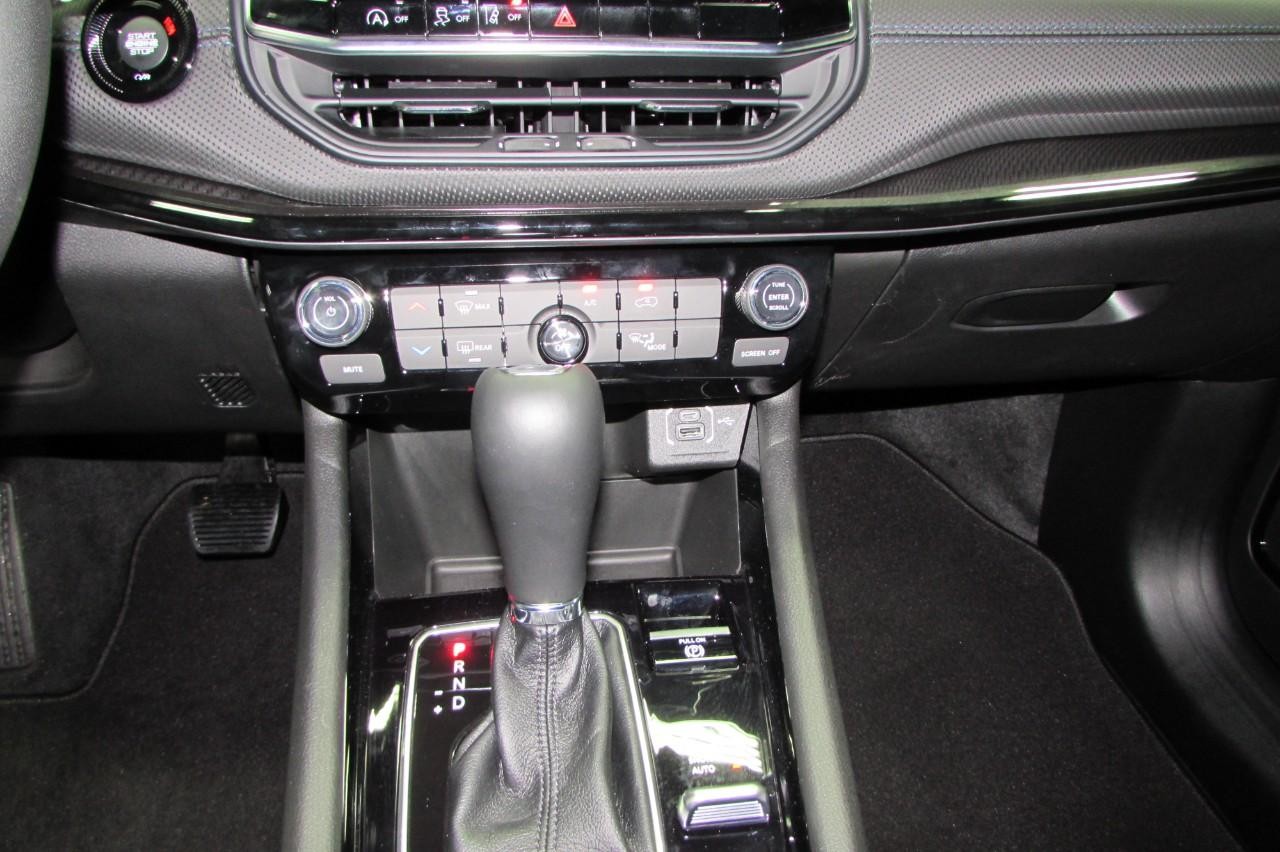 2025 Bright White Clearcoat Jeep Compass Latitude 4X4 SUV
