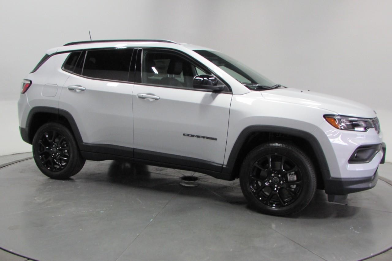 2025 Silver Zynith Metallic Clearcoat Jeep Compass Latitude 4X4 SUV