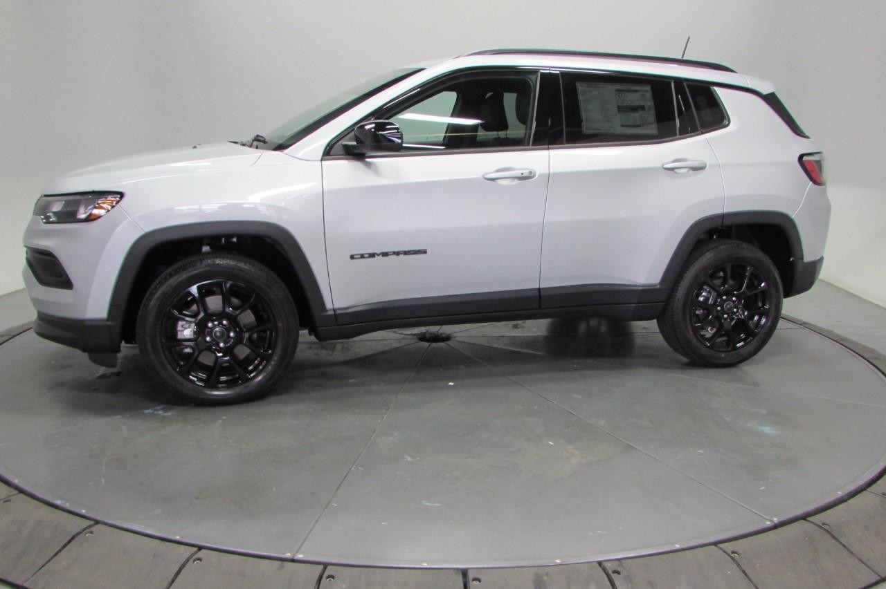2025 Silver Zynith Metallic Clearcoat Jeep Compass Latitude 4X4 SUV