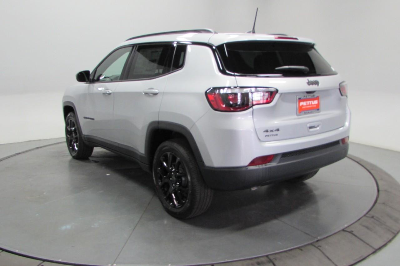 2025 Silver Zynith Metallic Clearcoat Jeep Compass Latitude 4X4 SUV