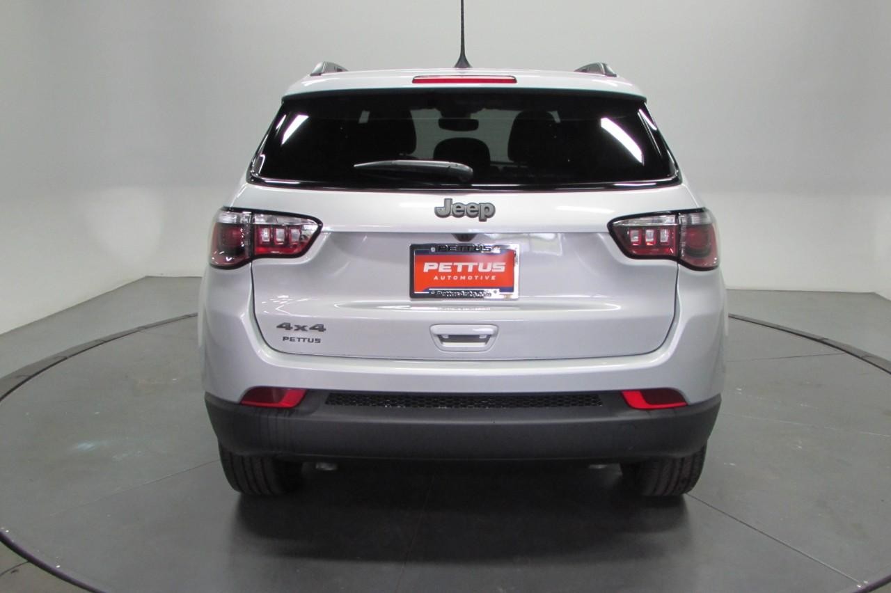 2025 Silver Zynith Metallic Clearcoat Jeep Compass Latitude 4X4 SUV