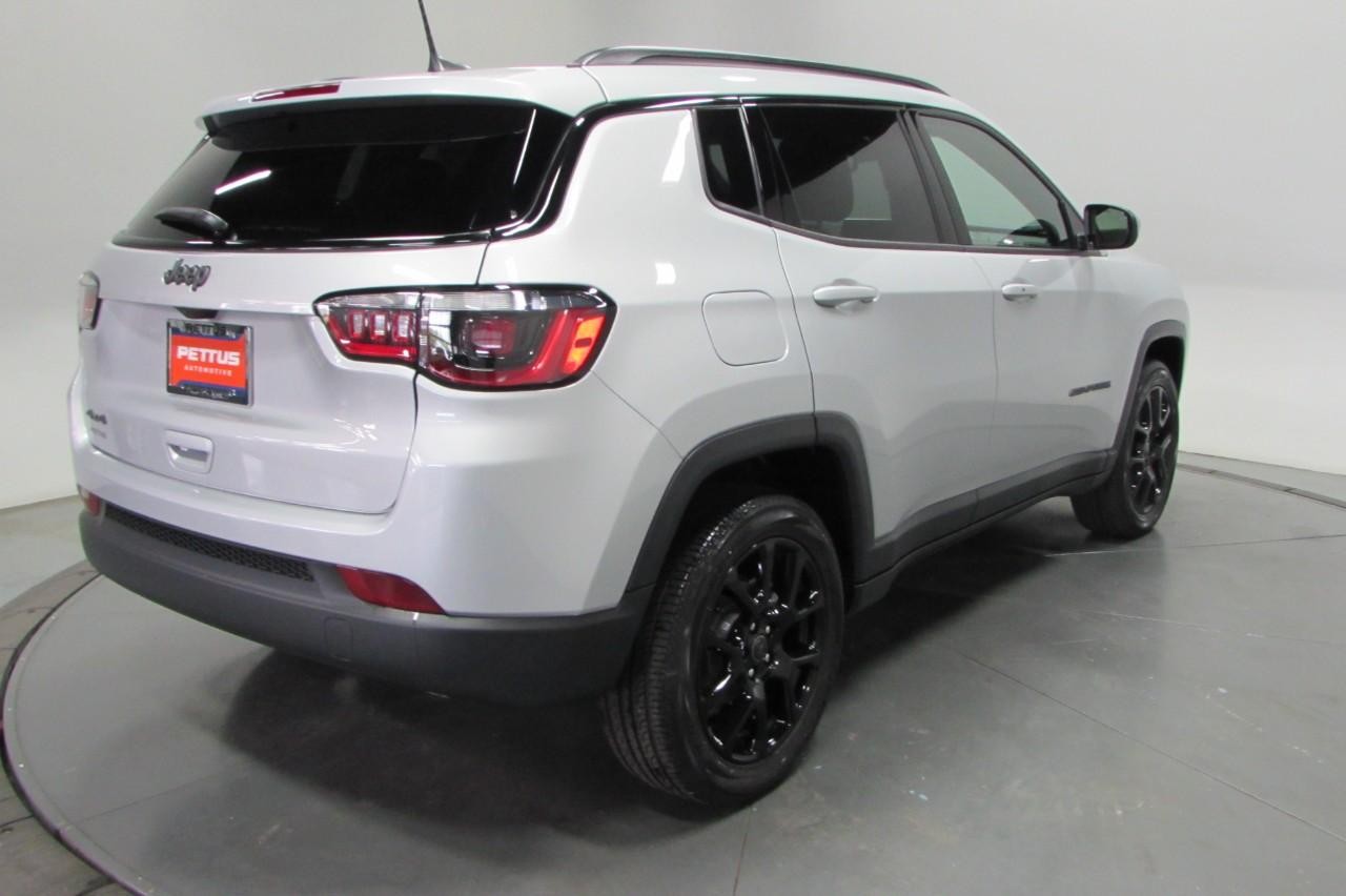 2025 Silver Zynith Metallic Clearcoat Jeep Compass Latitude 4X4 SUV