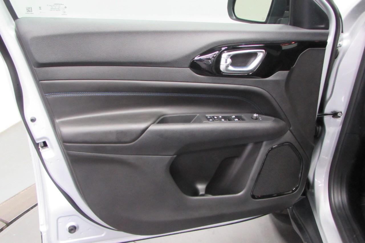 2025 Silver Zynith Metallic Clearcoat Jeep Compass Latitude 4X4 SUV
