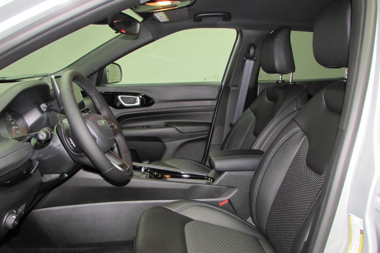 2025 Silver Zynith Metallic Clearcoat Jeep Compass Latitude 4X4 SUV