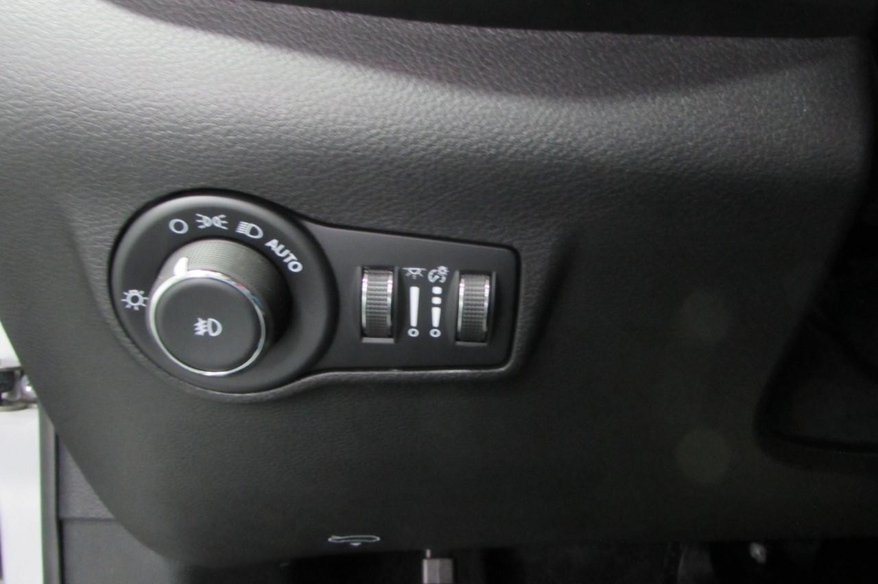 2025 Silver Zynith Metallic Clearcoat Jeep Compass Latitude 4X4 SUV