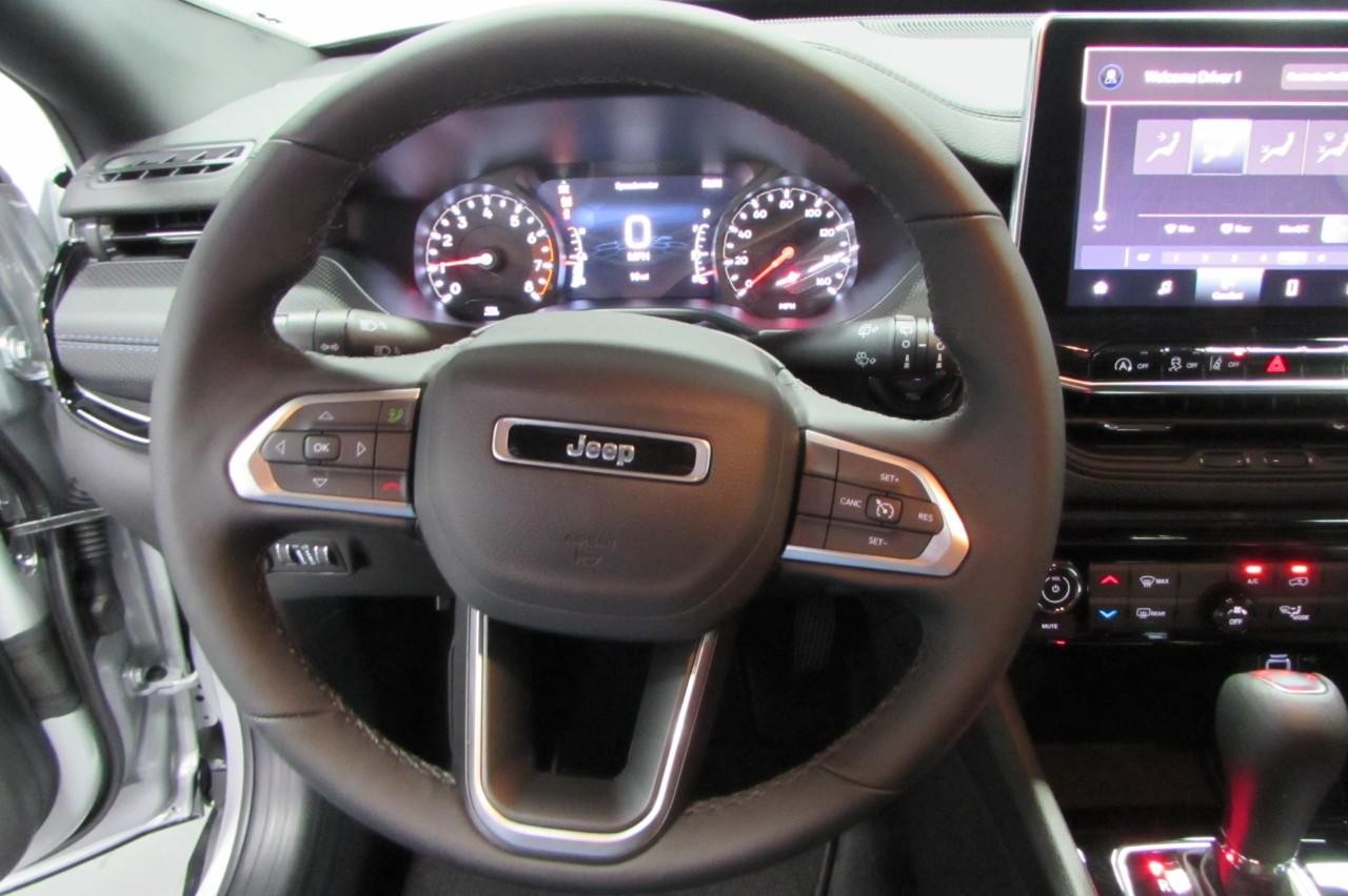 2025 Silver Zynith Metallic Clearcoat Jeep Compass Latitude 4X4 SUV