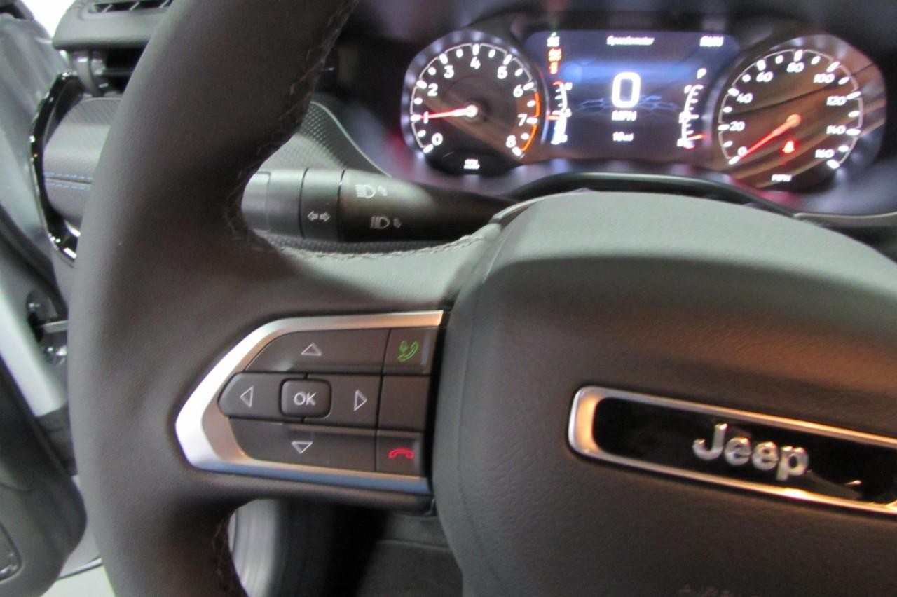 2025 Silver Zynith Metallic Clearcoat Jeep Compass Latitude 4X4 SUV