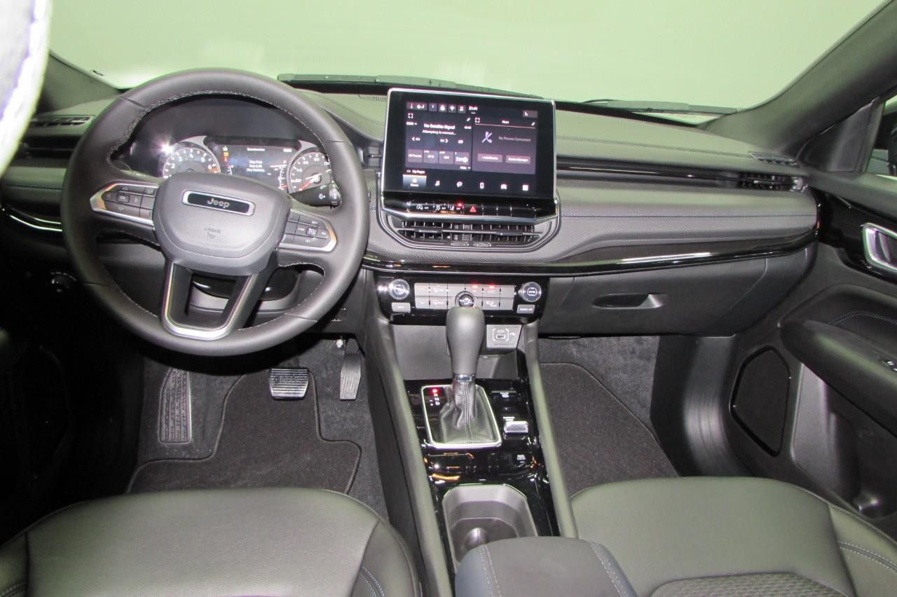 2025 Silver Zynith Metallic Clearcoat Jeep Compass Latitude 4X4 SUV