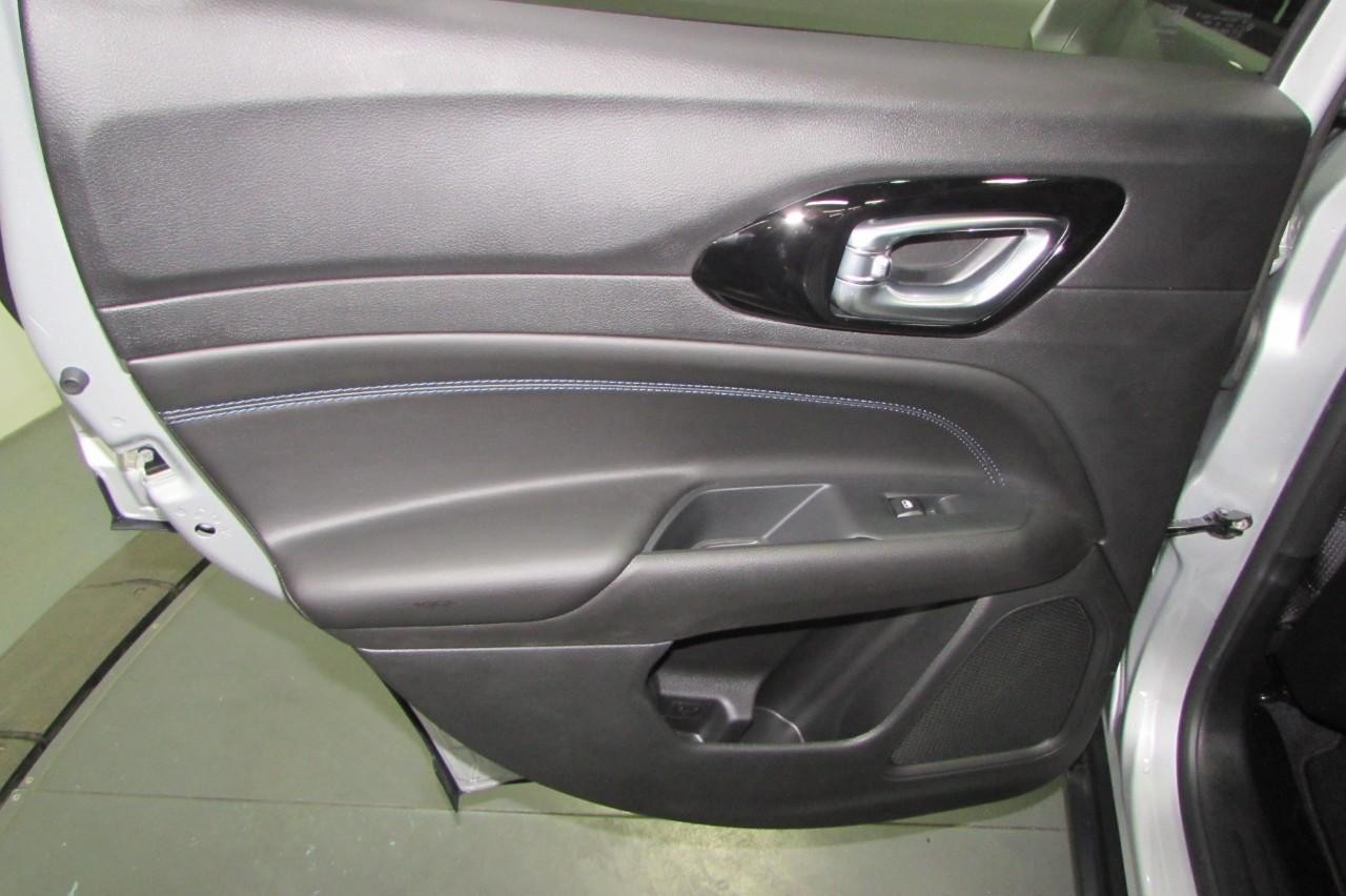 2025 Silver Zynith Metallic Clearcoat Jeep Compass Latitude 4X4 SUV