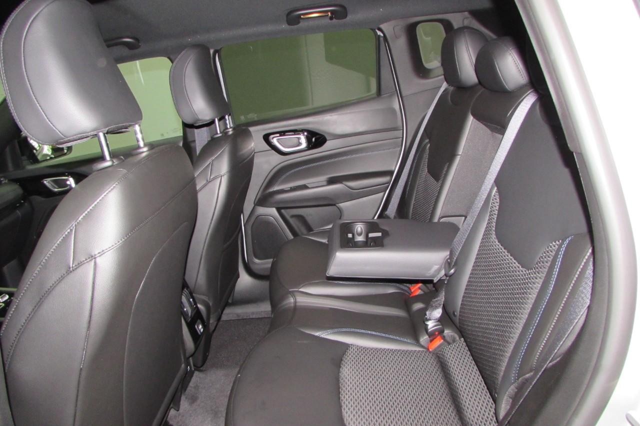 2025 Silver Zynith Metallic Clearcoat Jeep Compass Latitude 4X4 SUV