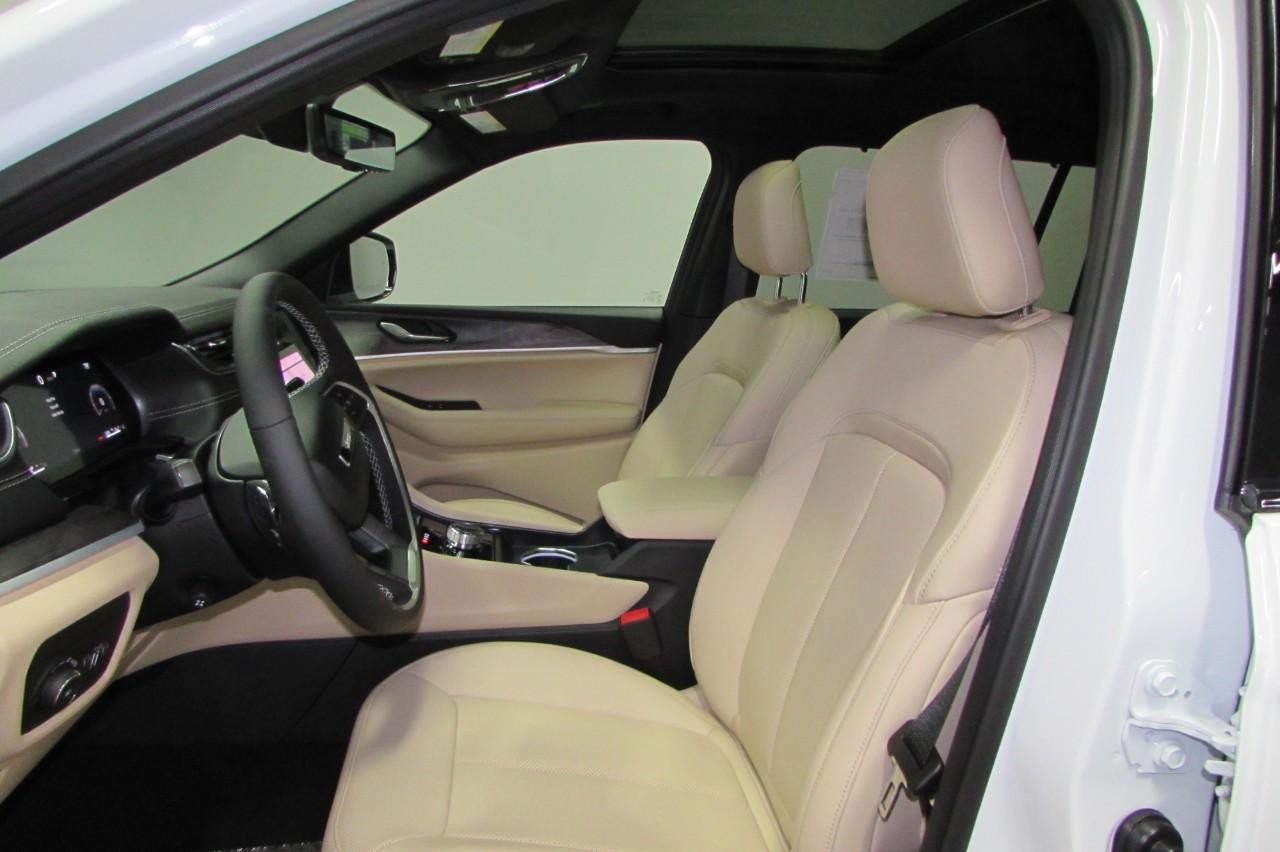 2025 Bright White Clearcoat Jeep Grand Cherokee L Limited 4X4 SUV