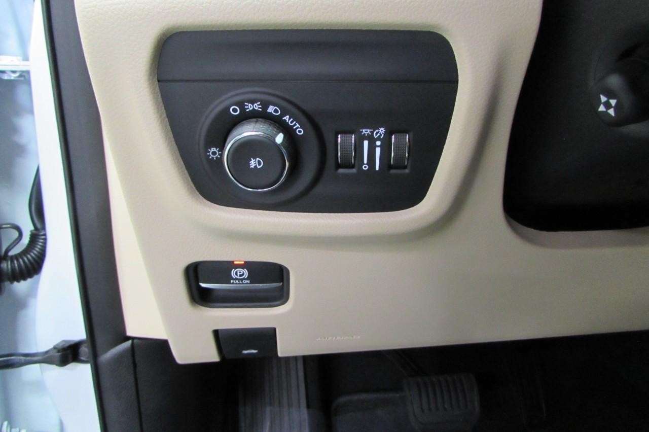 2025 Bright White Clearcoat Jeep Grand Cherokee L Limited 4X4 SUV