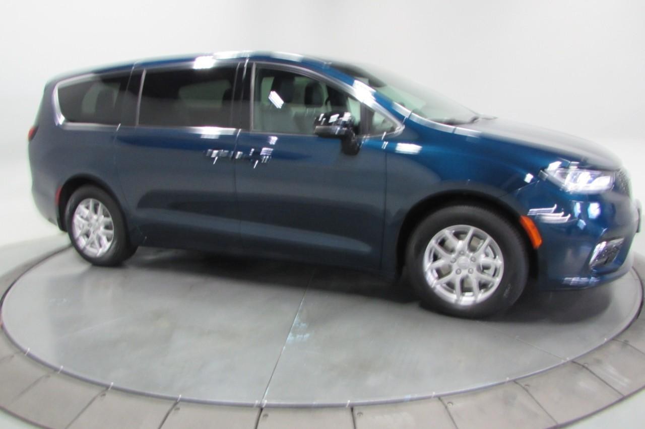 2025 Chrysler Pacifica photo 4