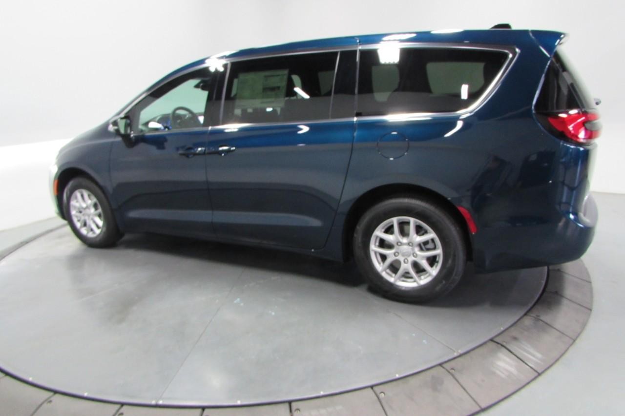 2025 Chrysler Pacifica photo 5