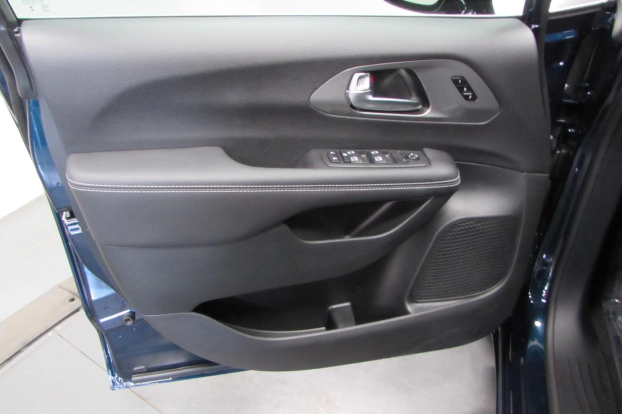 2025 Chrysler Pacifica photo 11