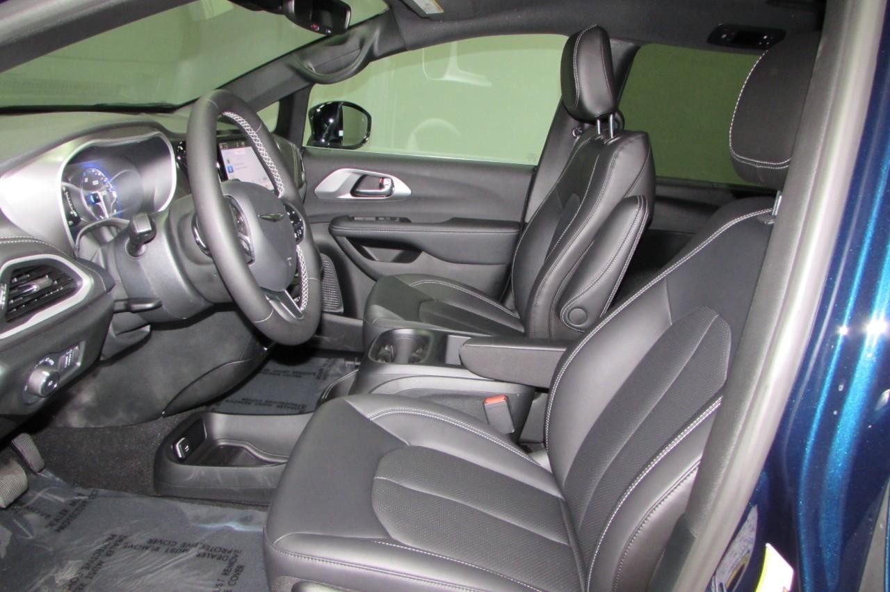 2025 Chrysler Pacifica photo 12