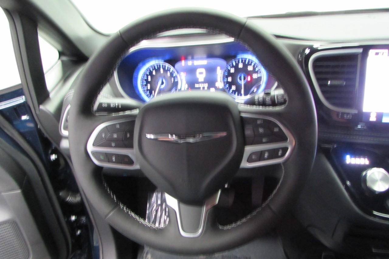 2025 Chrysler Pacifica photo 14