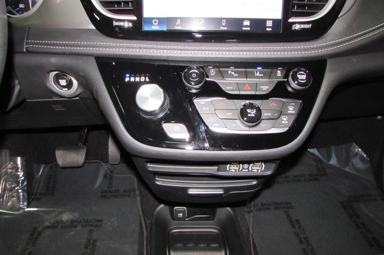 2025 Chrysler Pacifica photo 19
