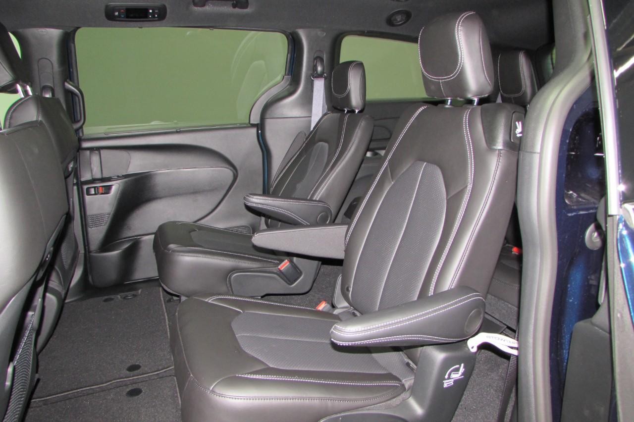 2025 Chrysler Pacifica photo 22