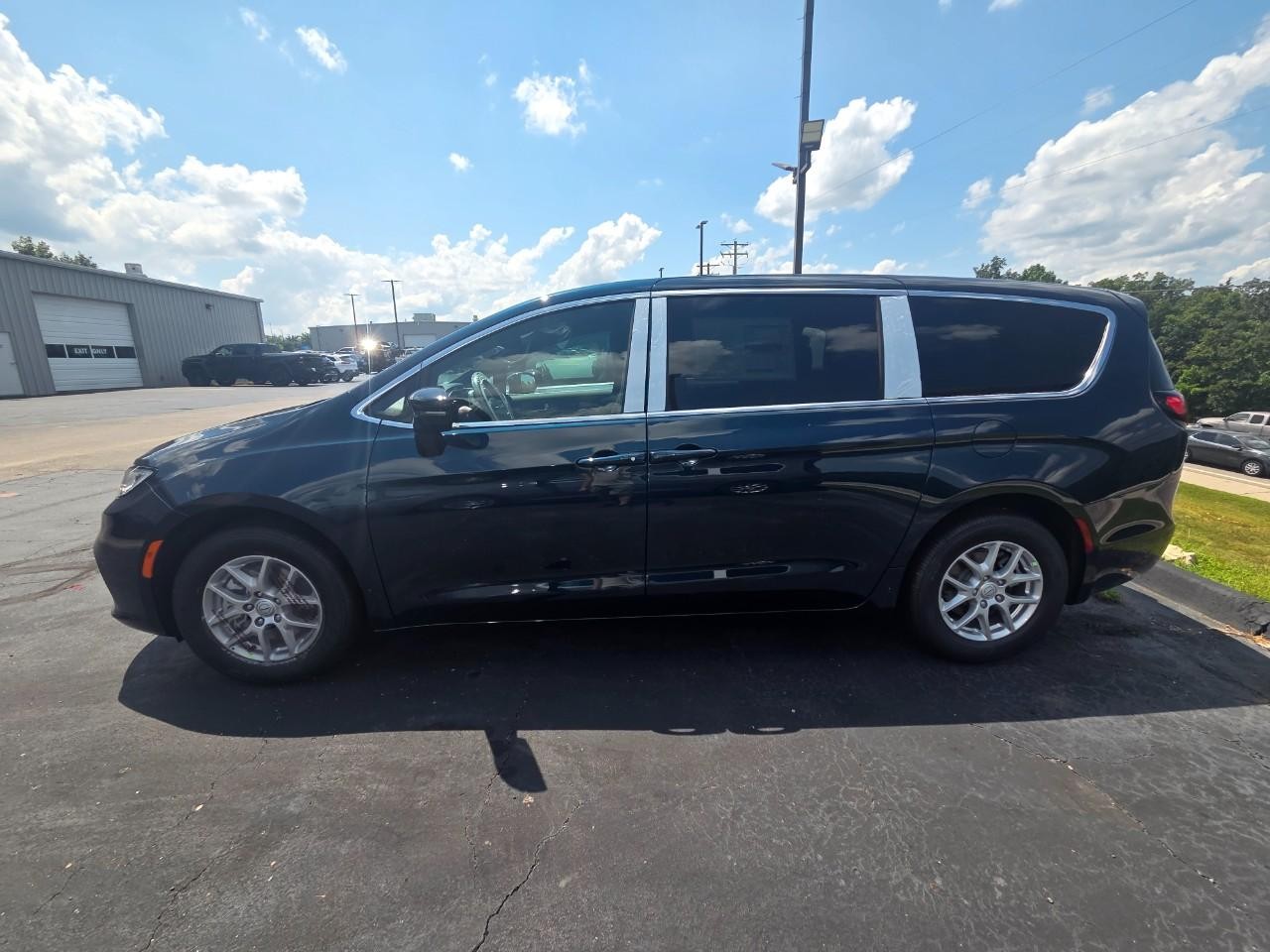 2025 Chrysler Pacifica photo 31