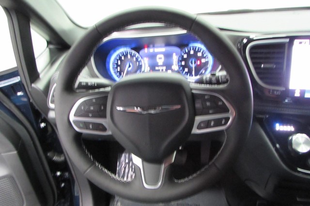 2025 Chrysler Pacifica Select - Photo 14