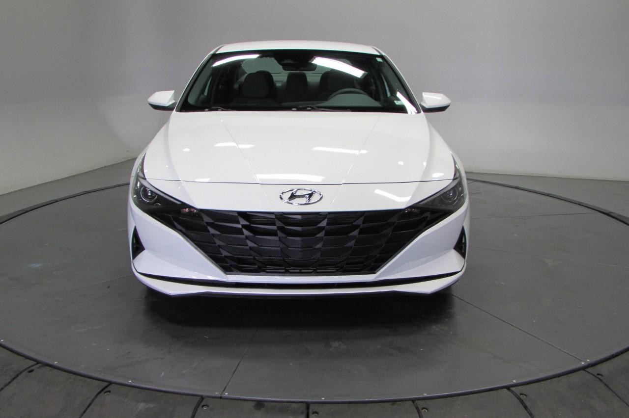 Hyundai Elantra Vehicle Full-screen Gallery Image 02