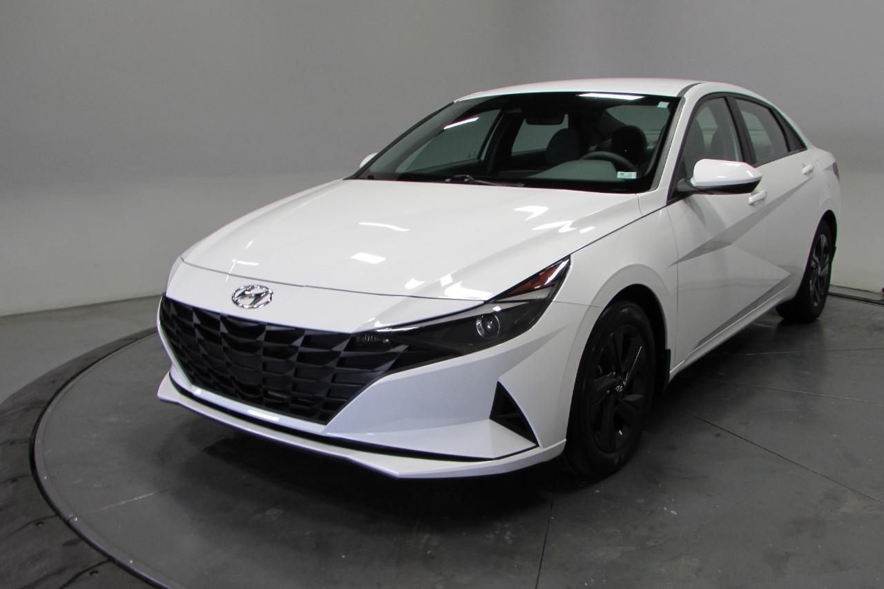 Hyundai Elantra Vehicle Full-screen Gallery Image 03