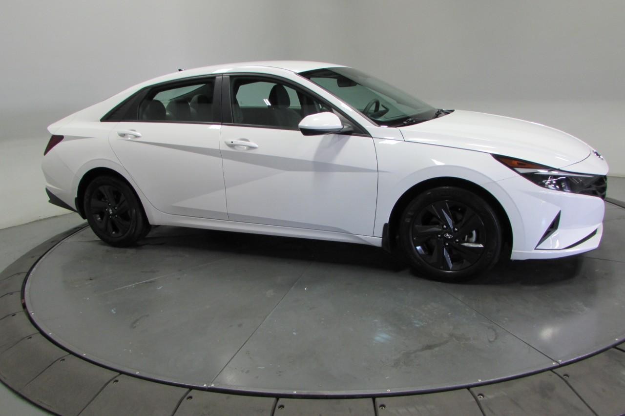 Hyundai Elantra Vehicle Full-screen Gallery Image 04