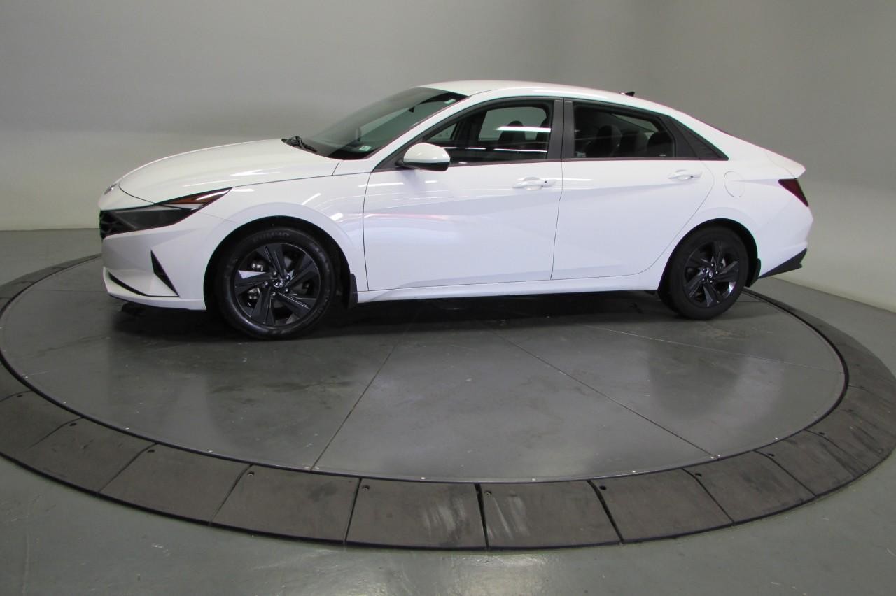 Hyundai Elantra Vehicle Full-screen Gallery Image 05