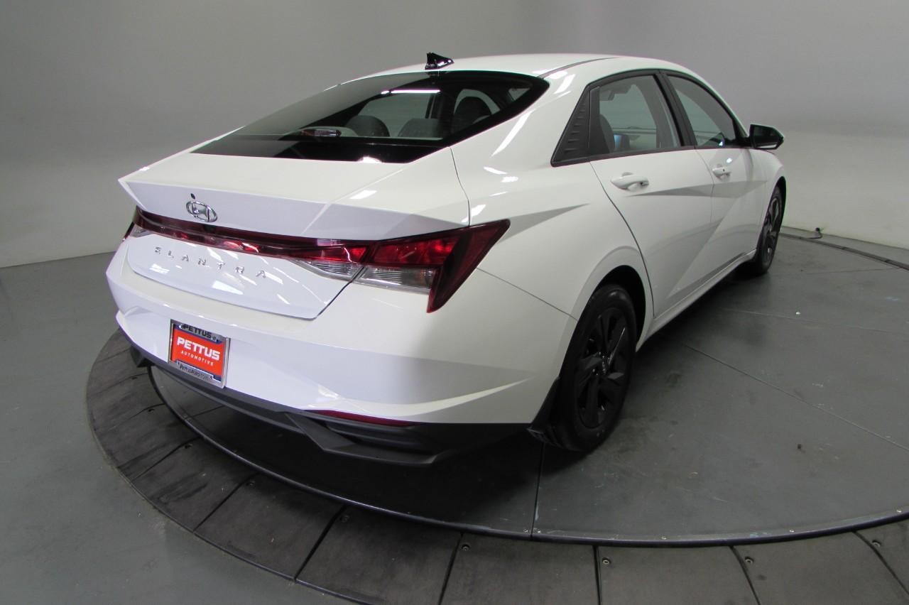 Hyundai Elantra Vehicle Full-screen Gallery Image 08