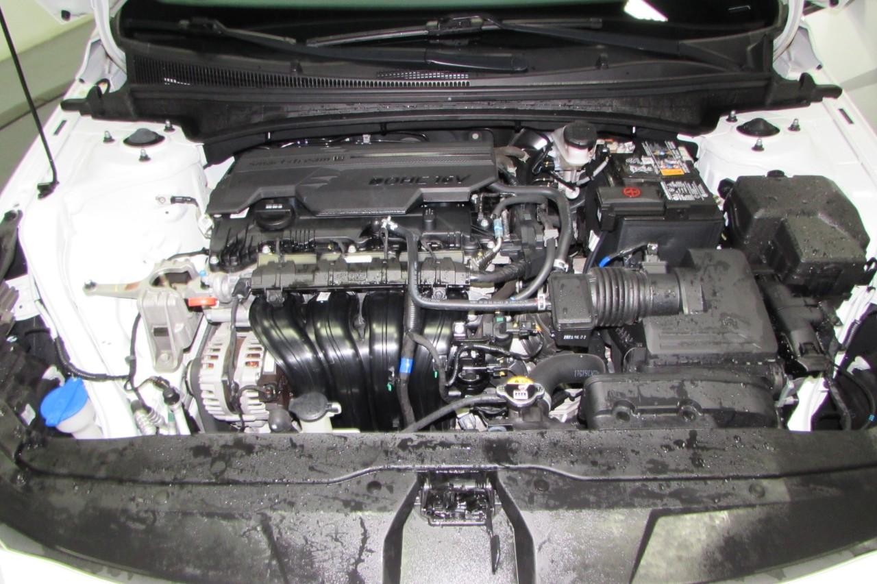 Hyundai Elantra Vehicle Full-screen Gallery Image 09